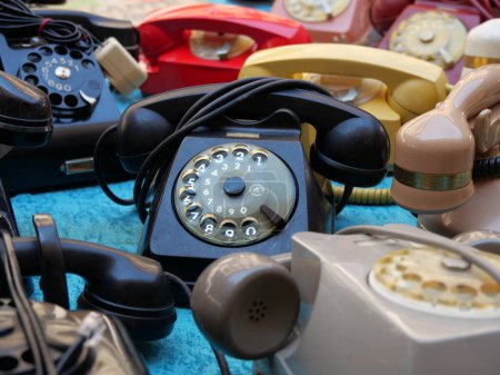 Téléchargez les photos : "Téléphones à cadran rotatif vintage exposés dans le marché aux puces Turin Italie 8 juin 2019" - en image libre de droit