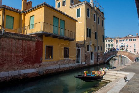 Foto de Descubrimiento de la ciudad de Venecia y sus pequeños canales y callejones románticos - Imagen libre de derechos
