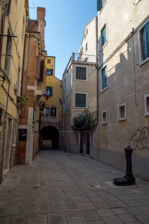 Téléchargez les photos : Découverte de la ville de Venise et de ses petits canaux et ruelles romantiques - en image libre de droit