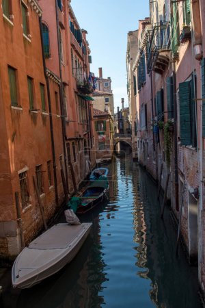 Téléchargez les photos : Ville de Venise et ses petits canaux et ruelles romantiques - en image libre de droit
