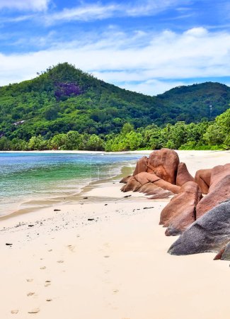 Téléchargez les photos : Vue ensoleillée sur la plage des îles paradisiaques Seychelles - en image libre de droit