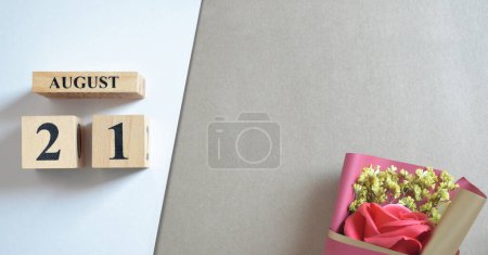 Téléchargez les photos : Calendrier en bois avec mois d'août, concept de planification - en image libre de droit
