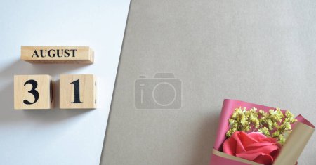Téléchargez les photos : Calendrier en bois avec mois d'août, concept de planification - en image libre de droit