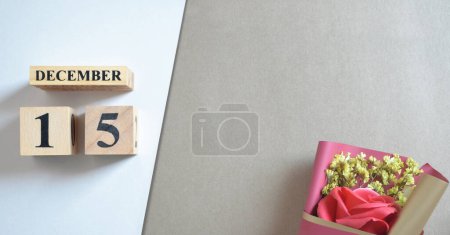 Foto de Calendario de madera con mes de diciembre y ramo de flores de rosa - Imagen libre de derechos