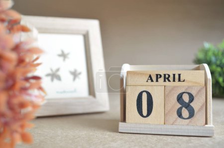 Foto de Calendario de madera con mes de abril y marco de fotos - Imagen libre de derechos