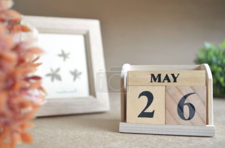 Foto de Calendario de madera con mes de mayo y marco de fotos - Imagen libre de derechos