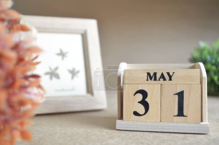 Foto de Calendario de madera con mes de mayo y marco de fotos - Imagen libre de derechos
