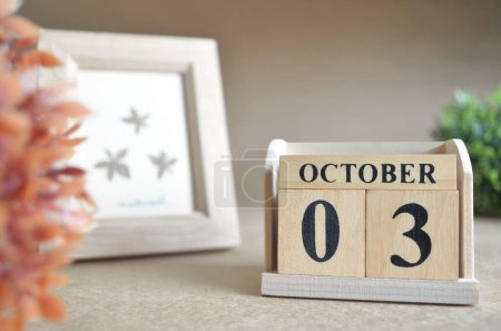 Téléchargez les photos : Calendrier en bois avec mois d'octobre et cadre photo - en image libre de droit