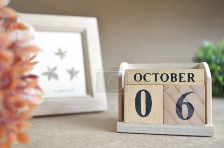 Téléchargez les photos : Calendrier en bois avec mois d'octobre, concept de planification - en image libre de droit