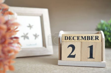 Foto de Calendario de madera con mes de diciembre y marco de fotos - Imagen libre de derechos