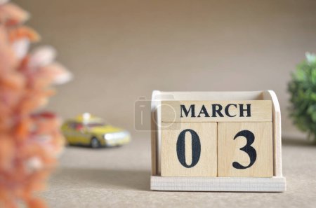 Téléchargez les photos : Calendrier en bois avec mois de mars avec jouets de voiture - en image libre de droit
