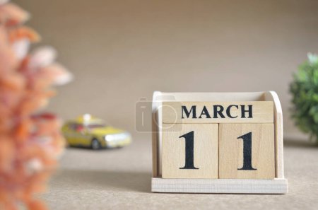 Foto de Calendario de madera con mes de marzo con juguetes de coche - Imagen libre de derechos