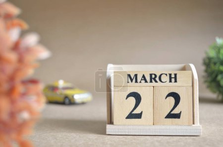 Téléchargez les photos : Calendrier en bois avec mois de mars avec jouets de voiture - en image libre de droit