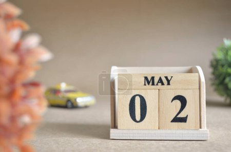 Foto de Calendario de madera con mes de mayo con juguetes de coche - Imagen libre de derechos