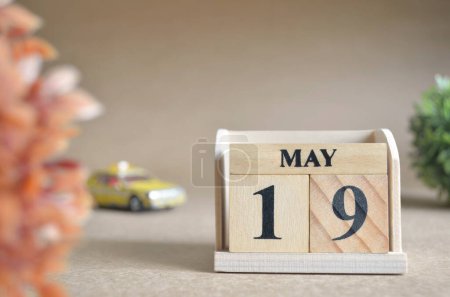 Foto de Calendario de madera con mes de mayo con juguetes de coche - Imagen libre de derechos