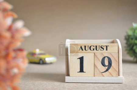 Foto de "primer plano del calendario de bloques de madera con el 19 de agosto." - Imagen libre de derechos