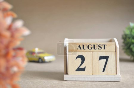 Foto de "primer plano del calendario de bloques de madera con 27 de agosto." - Imagen libre de derechos