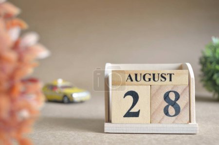 Foto de "primer plano del calendario de bloques de madera con 28 de agosto." - Imagen libre de derechos
