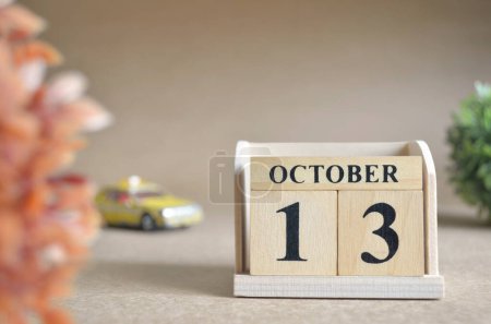 Téléchargez les photos : "gros plan sur le calendrier des blocs de bois avec le 13 octobre." - en image libre de droit