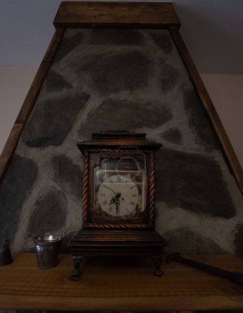 Téléchargez les photos : "Horloge en bois antique sur fond de pierre d'ardoise" - en image libre de droit