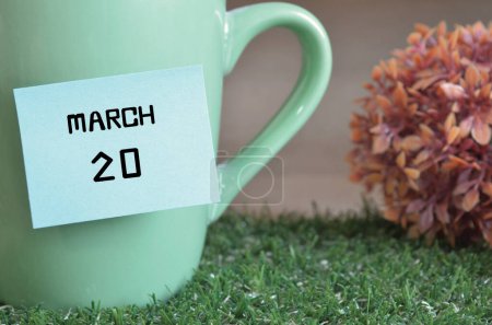 Téléchargez les photos : "gros plan de la tasse, note collante avec inscription 20 mars." - en image libre de droit