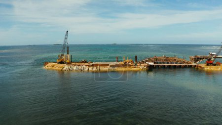 Foto de "Puente en construcción en la isla de Siargao." - Imagen libre de derechos