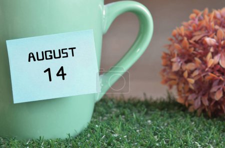 Téléchargez les photos : "gros plan de la tasse, note collante avec inscription 14 août." - en image libre de droit