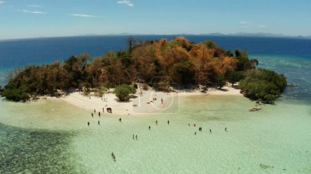 Téléchargez les photos : Petite île torpique avec plage de sable blanc, vue sur le dessus - en image libre de droit