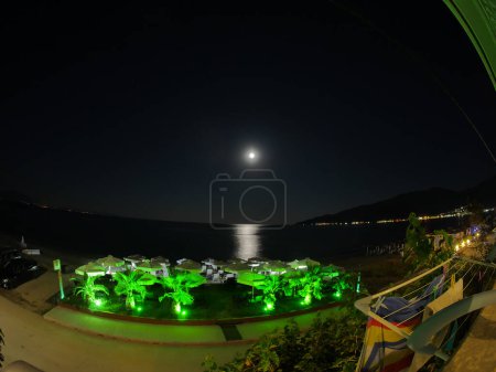 Foto de Playa en la noche luna llena - Imagen libre de derechos