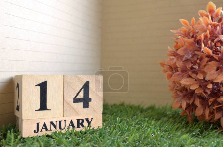 Téléchargez les photos : Calendrier en bois avec mois de janvier, concept de planification - en image libre de droit