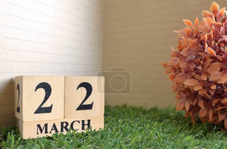 Téléchargez les photos : Calendrier en bois avec mois de mars, concept de planification - en image libre de droit