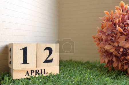 Foto de Calendario de madera con mes de abril con hierba verde - Imagen libre de derechos