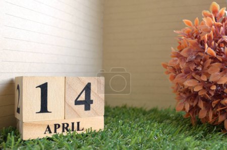 Téléchargez les photos : Calendrier en bois avec mois d'avril, concept de planification - en image libre de droit