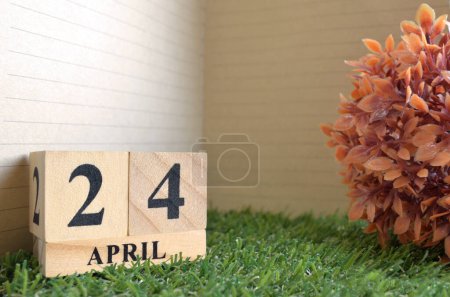 Téléchargez les photos : Calendrier en bois avec mois d'avril avec herbe verte - en image libre de droit