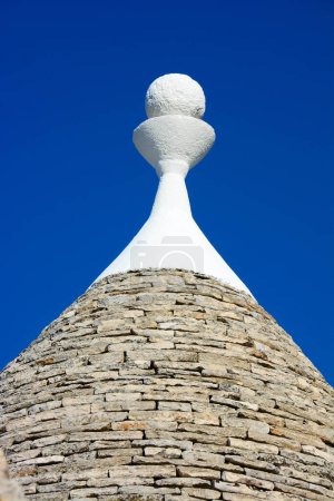 Foto de Trulli símbolos del edificio en el fondo del cielo azul - Imagen libre de derechos