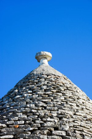 Foto de Trulli símbolos del edificio en el fondo del cielo azul - Imagen libre de derechos