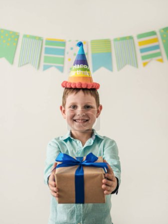 Téléchargez les photos : Garçon de cinq ans dans sa boîte cadeau de retenue d'anniversaire - en image libre de droit