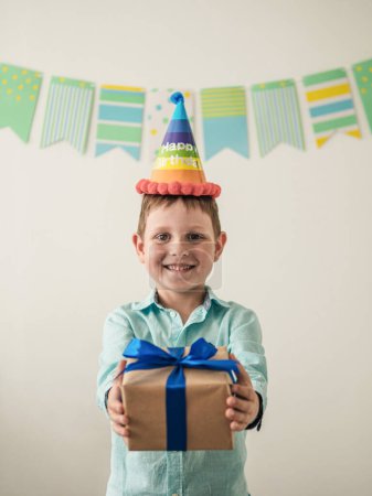 Téléchargez les photos : Garçon de cinq ans dans sa boîte cadeau de retenue d'anniversaire - en image libre de droit