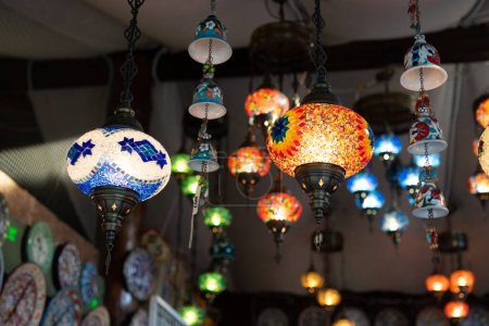 Téléchargez les photos : Belles lampes orientales sur un fond sombre - en image libre de droit