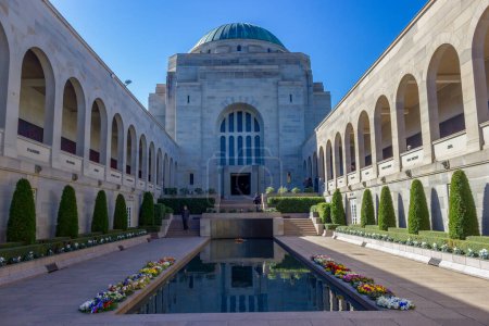 Foto de CANBERRA, AUSTRALIA, - 2015, Mai 15: The Australian War Memorial view. Es el monumento nacional de Australia a los australianos que han muerto o participado en las guerras.. - Imagen libre de derechos