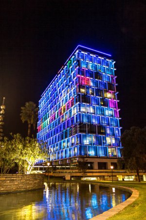 Téléchargez les photos : Perth, Aaustralie - 19 mars : Éclairage coloré sur le bâtiment pour les gens du spectacle la nuit au centre commercial Hay Street - en image libre de droit
