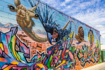 Téléchargez les photos : Alice Springs - 27 avril 2015 : Street art par un artiste non identifié à côté d'un centre commercial à Alice Springs - en image libre de droit
