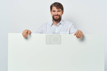 Téléchargez les photos : Homme barbu émotionnel en blanc bannière de chemise publicité - en image libre de droit