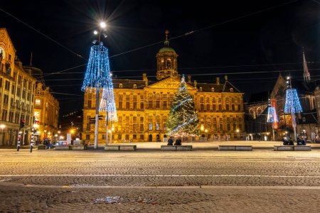 Foto de Navidad en la plaza Dam en Amsterdam por la noche en los Países Bajos - Imagen libre de derechos