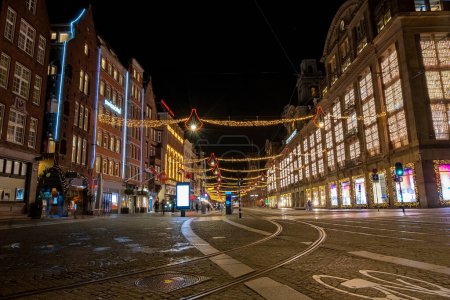 Foto de Navidad en Amsterdam en el Damrak por la noche en los Países Bajos - Imagen libre de derechos