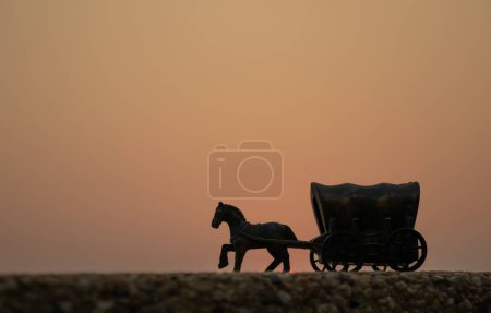 Téléchargez les photos : Vue arrière-plan de calèche tirée par des chevaux - en image libre de droit