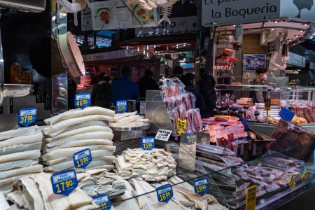 Téléchargez les photos : Poisson dans le marché Sant Josep La boqueria en hiver 2021 à l'époque de covid 19 à Barcelone - en image libre de droit