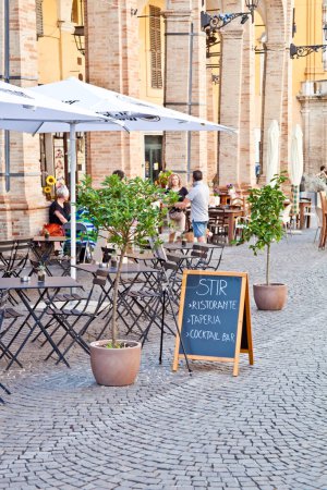 Foto de Fermo, Italia - 23 de junio de 2019: Gente disfrutando del día de verano y de la comida en el restaurante al aire libre y descansando. - Imagen libre de derechos