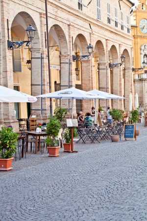 Téléchargez les photos : Fermo, Italie - 23 juin 2019 : Les gens profitent de la journée d'été et de la nourriture au restaurant en plein air et se reposent. - en image libre de droit