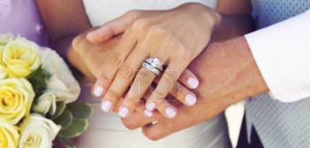 Téléchargez les photos : Gros plan des mains de la mariée et de l'alliance - en image libre de droit